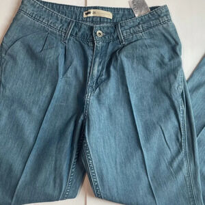Levi’s Pleated High Waisted Lightweight Jeans size 26
